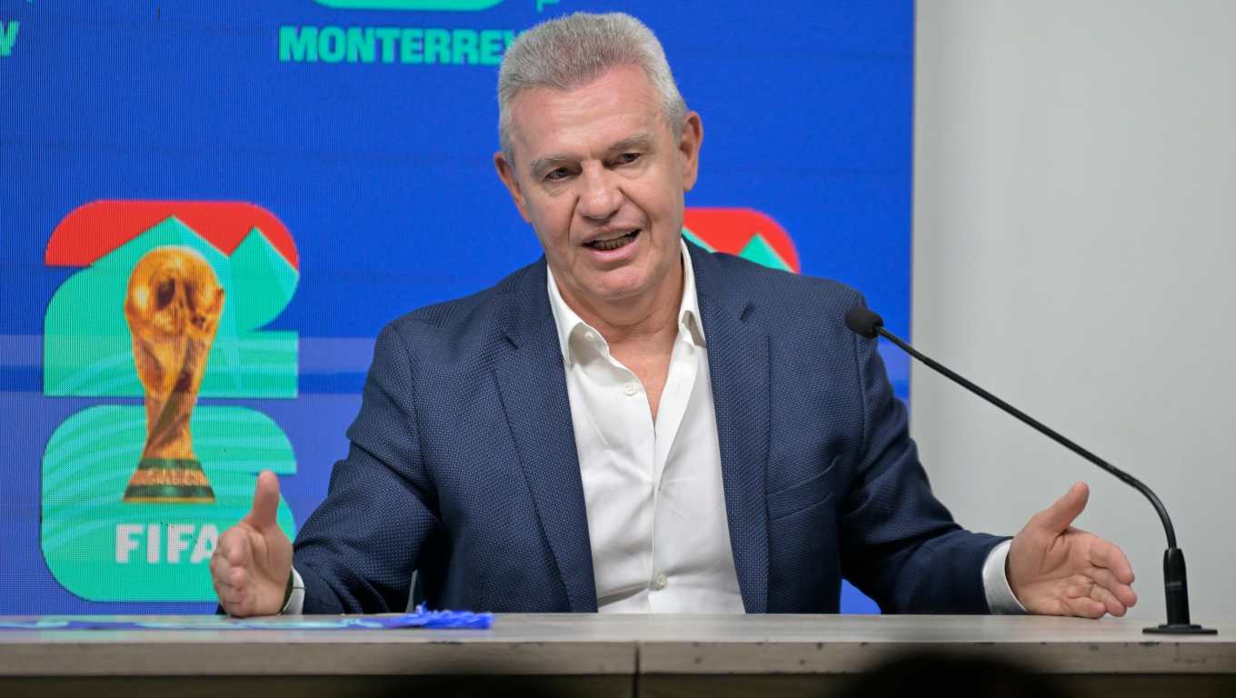 MEX2902. MONTERREY (MEXICO), 15/05/2026.- El entrenador de la Selección Mexicana de fútbol, Javier 'Vasco' Aguirre, habla en un panel mundialista este viernes, en el estadio Monterrey (México). Aguirre aseveró que aprendió de las fallas cometidas en procesos pasados de cara al Mundial que arrancará en junio próximo. EFE/Miguel Sierra