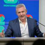 MEX2902. MONTERREY (MEXICO), 15/05/2026.- El entrenador de la Selección Mexicana de fútbol, Javier 'Vasco' Aguirre, habla en un panel mundialista este viernes, en el estadio Monterrey (México). Aguirre aseveró que aprendió de las fallas cometidas en procesos pasados de cara al Mundial que arrancará en junio próximo. EFE/Miguel Sierra