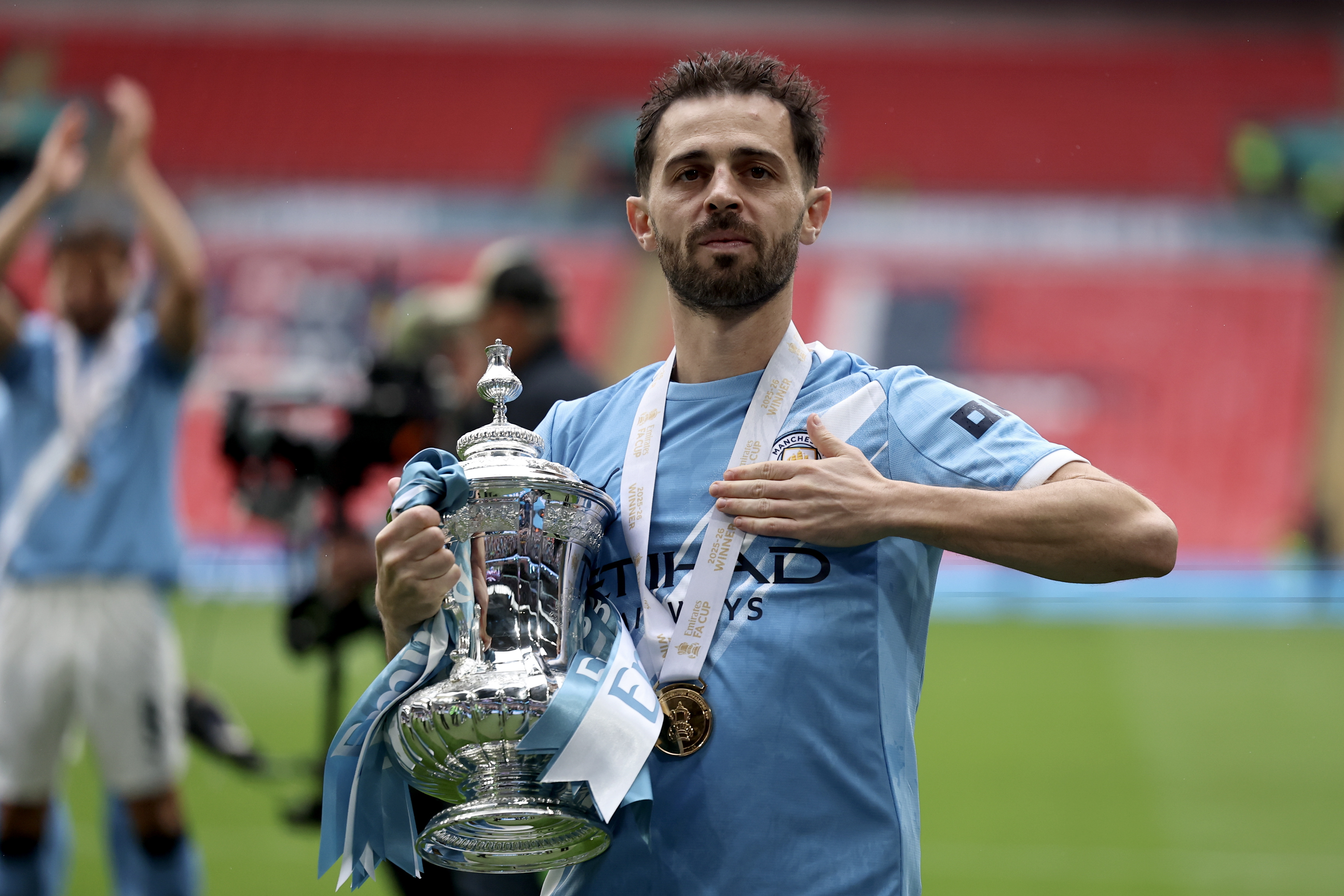LONDON (United Kingdom), 16/05/2026.- Manchester City's Bernardo Silva celebrates with the cup after winning the English FA Cup final match Chelsea FC against Manchester City, in London, Britain, 16 May 2026. (Reino Unido, Londres) EFE/EPA/NEIL HALL EDITORIAL USE ONLY. No use with unauthorized audio, video, data, fixture lists, club/league logos, 'live' services or NFTs. Online in-match use limited to 120 images, no video emulation. No use in betting, games or single club/league/player publications.