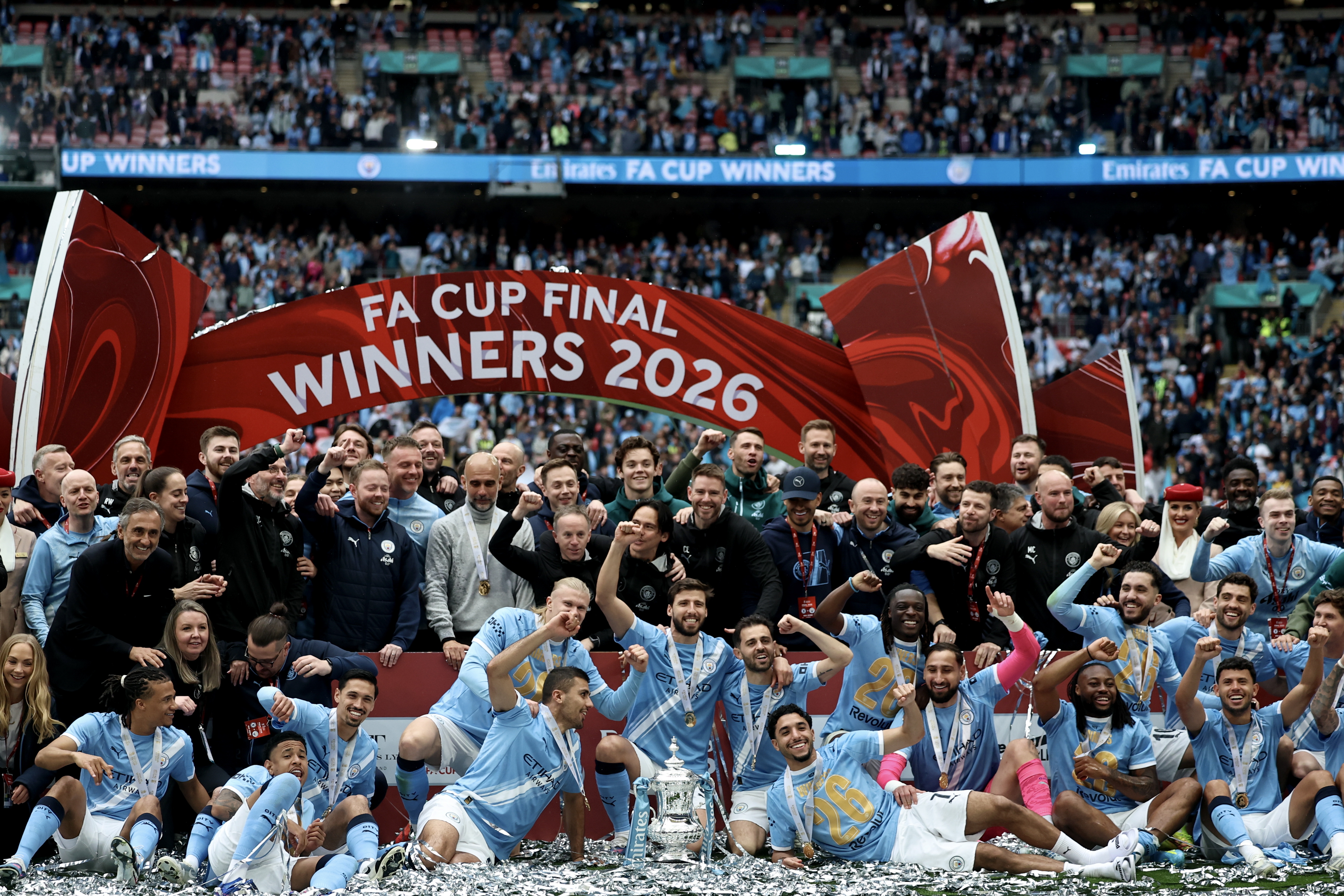 LONDON (United Kingdom), 16/05/2026.- Manchester City's players celebrate with the cup after winning the English FA Cup final match Chelsea FC against Manchester City, in London, Britain, 16 May 2026. (Reino Unido, Londres) EFE/EPA/NEIL HALL EDITORIAL USE ONLY. No use with unauthorized audio, video, data, fixture lists, club/league logos, 'live' services or NFTs. Online in-match use limited to 120 images, no video emulation. No use in betting, games or single club/league/player publications.