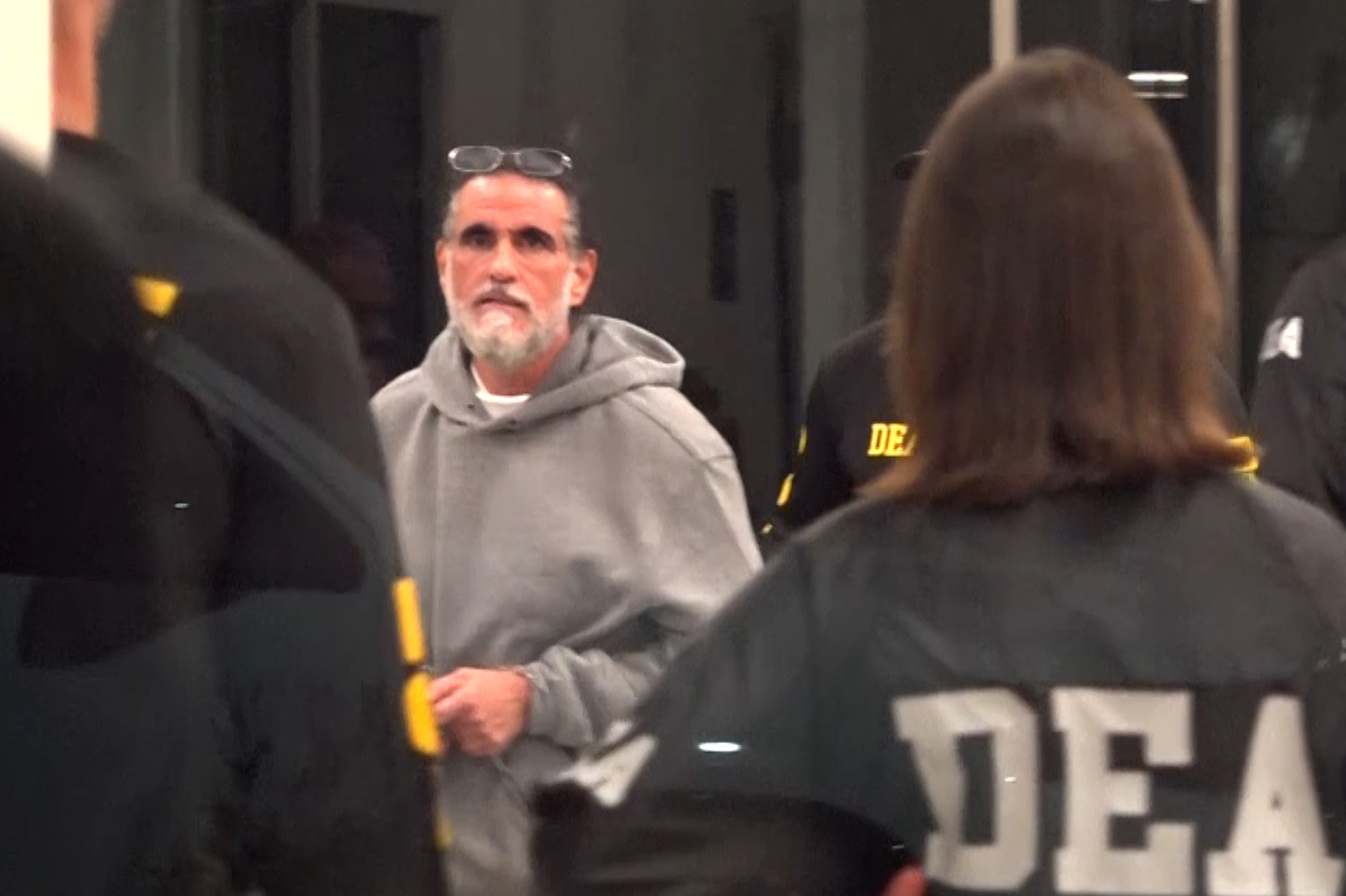 Captura de video del empresario colombiano Alex Saab escoltado por agentes de la DEA a su llegada al aeropuerto de Opa-locka, en Miami-Dade. (Foto Prensa Libre:  EFE/ Anthoni Belchi).