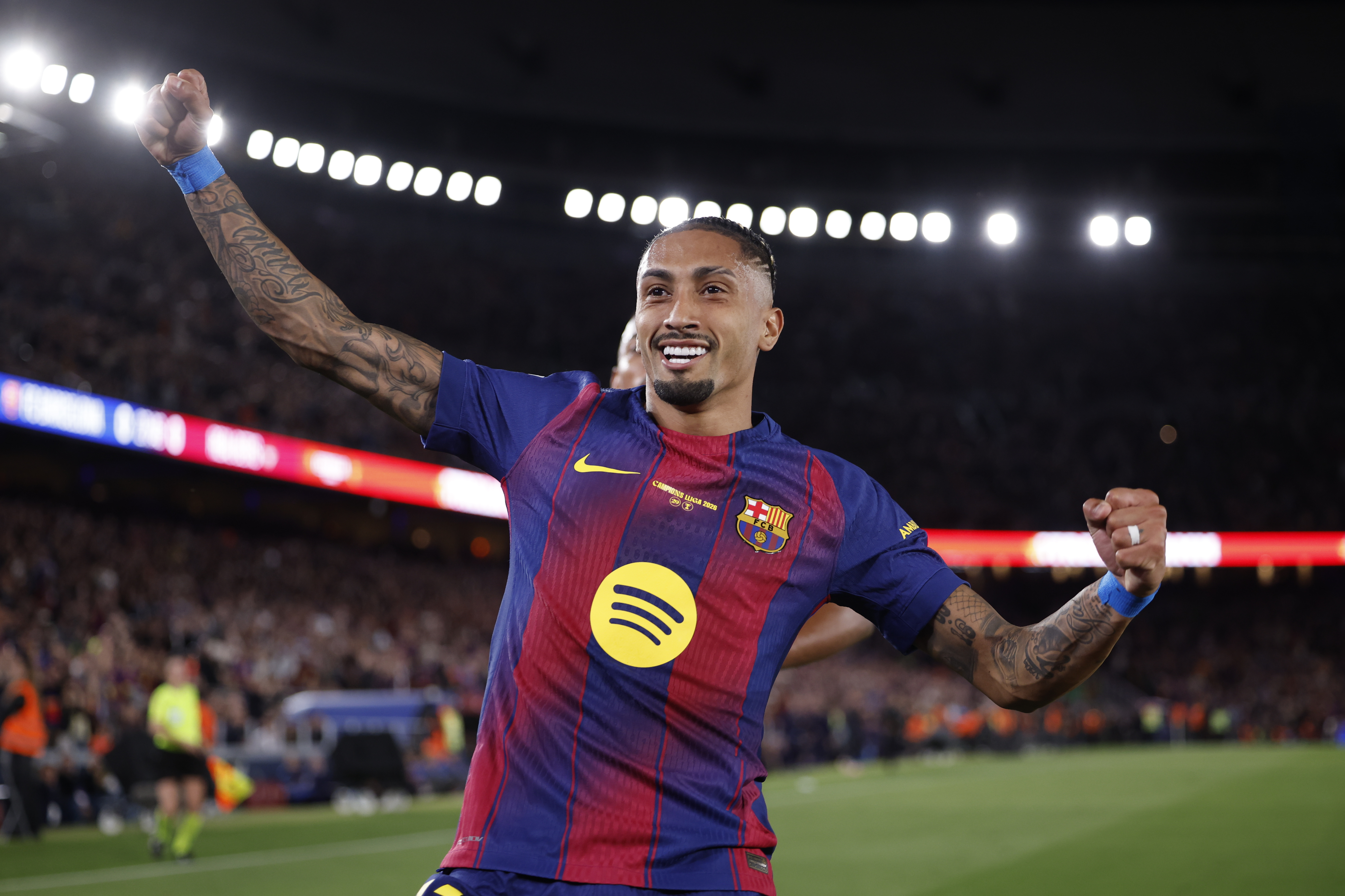 BARCELONA, 17/05/2026.- El delantero del FC Barcelona Raphinha celebra tras marcar el 1-0 durante el partido de la jornada 37 de LaLiga que FC Barcelona y Real Betis disputan este domingo en el Camp Nou. EFE/ Alberto Estévez