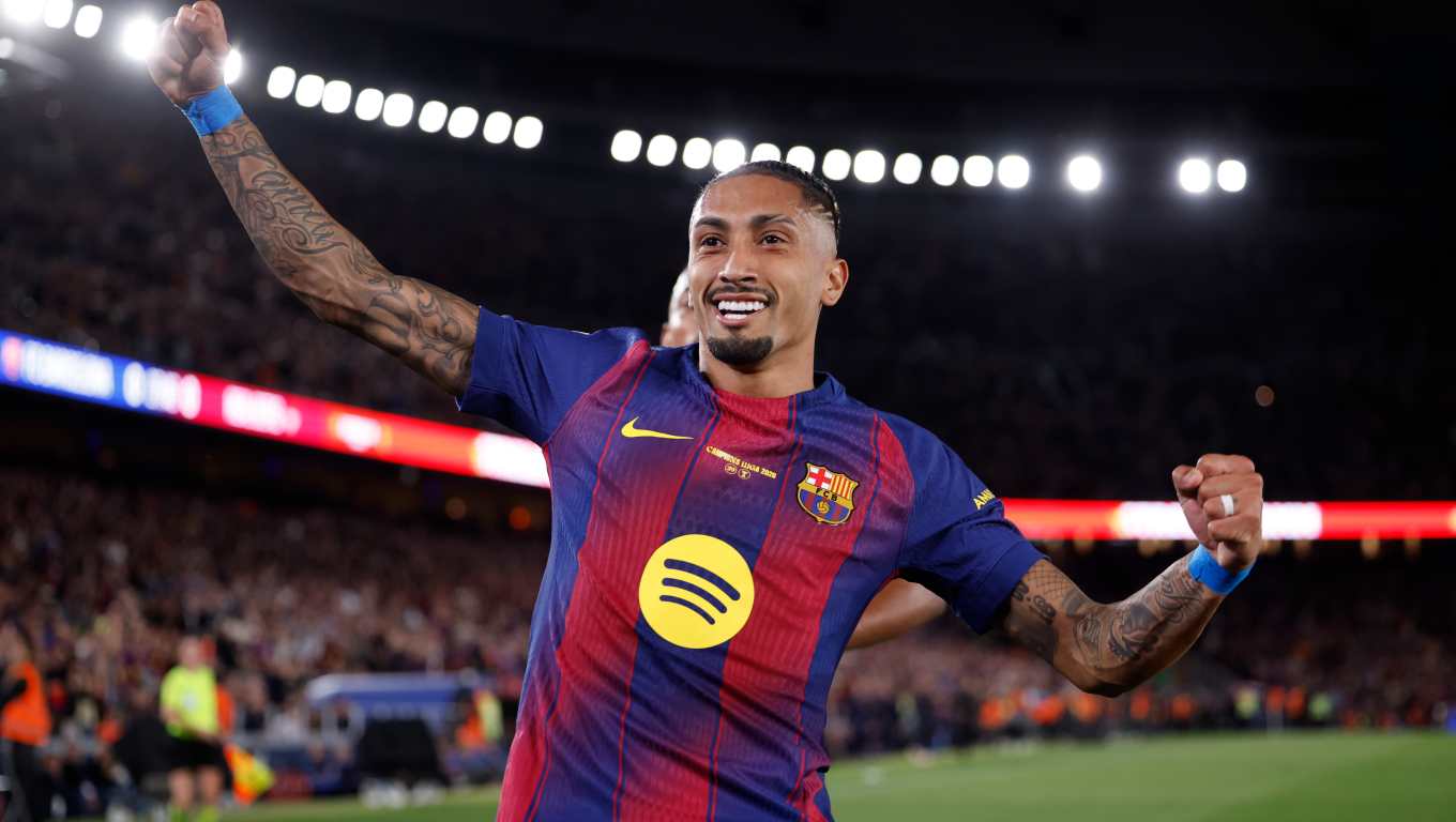 BARCELONA, 17/05/2026.- El delantero del FC Barcelona Raphinha celebra tras marcar el 1-0 durante el partido de la jornada 37 de LaLiga que FC Barcelona y Real Betis disputan este domingo en el Camp Nou. EFE/ Alberto Estévez