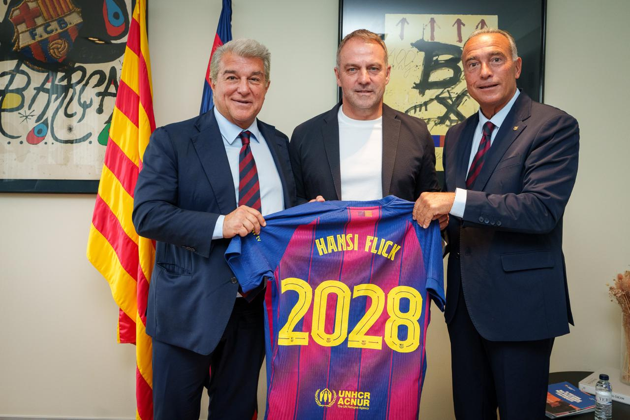 GRAFCAT2823. BARCELONA, 18/05/2026.- El entrenador del Barcelona Hansi Flick junto al presidente del FC Barcelona, Rafael Yuste (d), y el presidente electo del club, Joan Laporta (i), tras el acto de la renovación de su contrato por una temporada más, hasta el 30 de junio de 2028, con la opción de extender el vínculo hasta 2029. EFE/ F Barcelona SÓLO USO EDITORIAL/SOLO USO PERMITIDO PARA ILUSTRAR LA NOTICIA QUE APARECE EN EL PIE DE FOTO (CRÉDITO OBLIGATORIO)