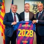 GRAFCAT2823. BARCELONA, 18/05/2026.- El entrenador del Barcelona Hansi Flick junto al presidente del FC Barcelona, Rafael Yuste (d), y el presidente electo del club, Joan Laporta (i), tras el acto de la renovación de su contrato por una temporada más, hasta el 30 de junio de 2028, con la opción de extender el vínculo hasta 2029. EFE/ F Barcelona SÓLO USO EDITORIAL/SOLO USO PERMITIDO PARA ILUSTRAR LA NOTICIA QUE APARECE EN EL PIE DE FOTO (CRÉDITO OBLIGATORIO)