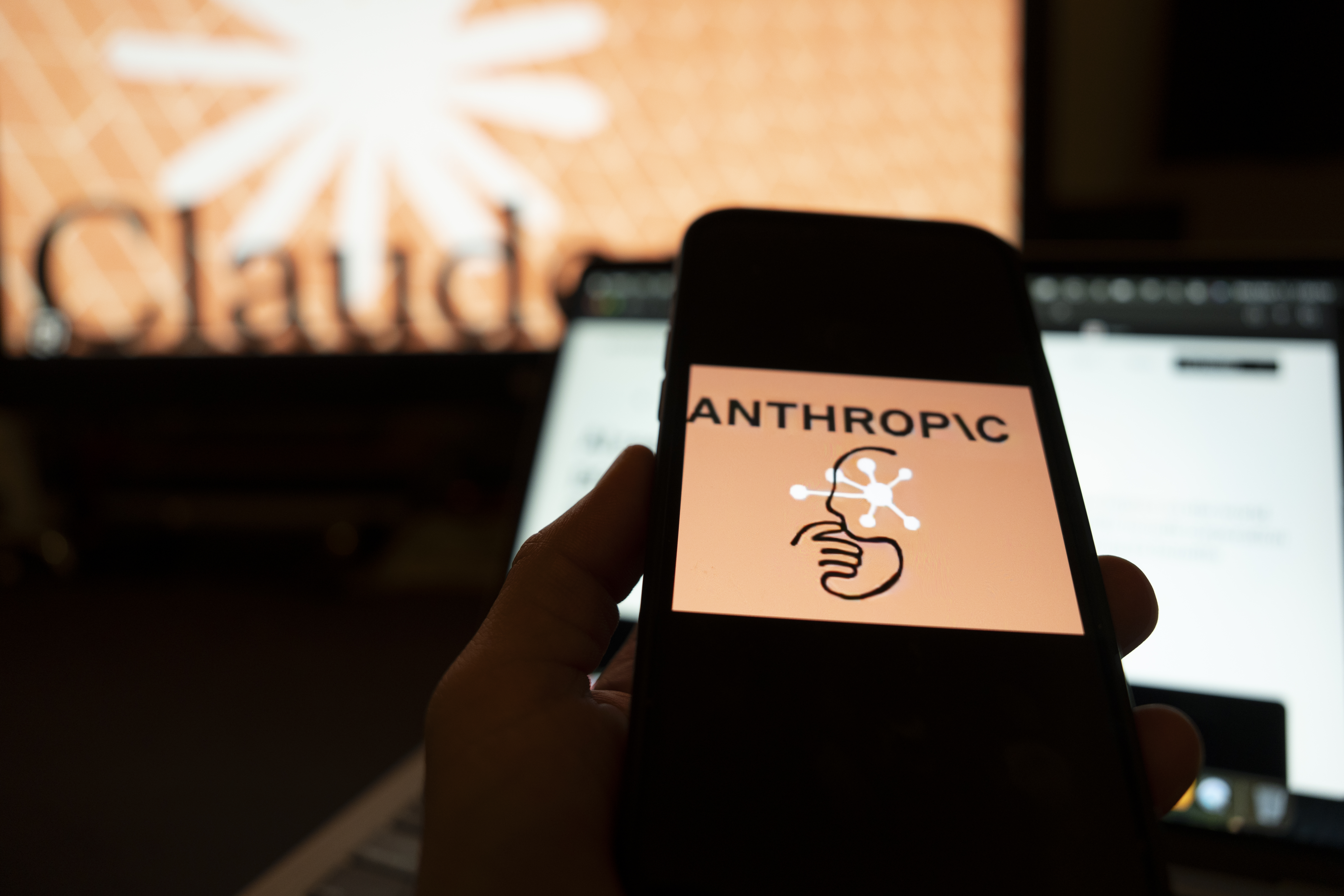 AME3231. NUEVA YORK (ESTADOS UNIDOS), 19/05/2026.- Fotografía de archivo del 12 de marzo de 2026 que muestra una persona utilizando un teléfono con el logotipo de la inteligencia artificial (IA) Anthropic, en Nueva York (Estados Unidos). Una nueva audiencia judicial en Washington este martes reactivará la disputa entre el Pentágono y la empresa de inteligencia artificial Anthropic, que por ahora ha sido limitada para participar en proyectos de defensa, desde que la Administración del presidente de Estados Unidos, Donald Trump, la catalogó como un "riesgo" para la seguridad nacional. EFE/ Angel Colmenares / ARCHIVO