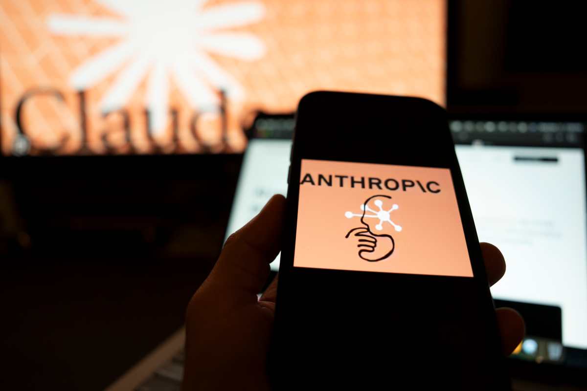 AME3231. NUEVA YORK (ESTADOS UNIDOS), 19/05/2026.- Fotografía de archivo del 12 de marzo de 2026 que muestra una persona utilizando un teléfono con el logotipo de la inteligencia artificial (IA) Anthropic, en Nueva York (Estados Unidos). Una nueva audiencia judicial en Washington este martes reactivará la disputa entre el Pentágono y la empresa de inteligencia artificial Anthropic, que por ahora ha sido limitada para participar en proyectos de defensa, desde que la Administración del presidente de Estados Unidos, Donald Trump, la catalogó como un "riesgo" para la seguridad nacional. EFE/ Angel Colmenares / ARCHIVO