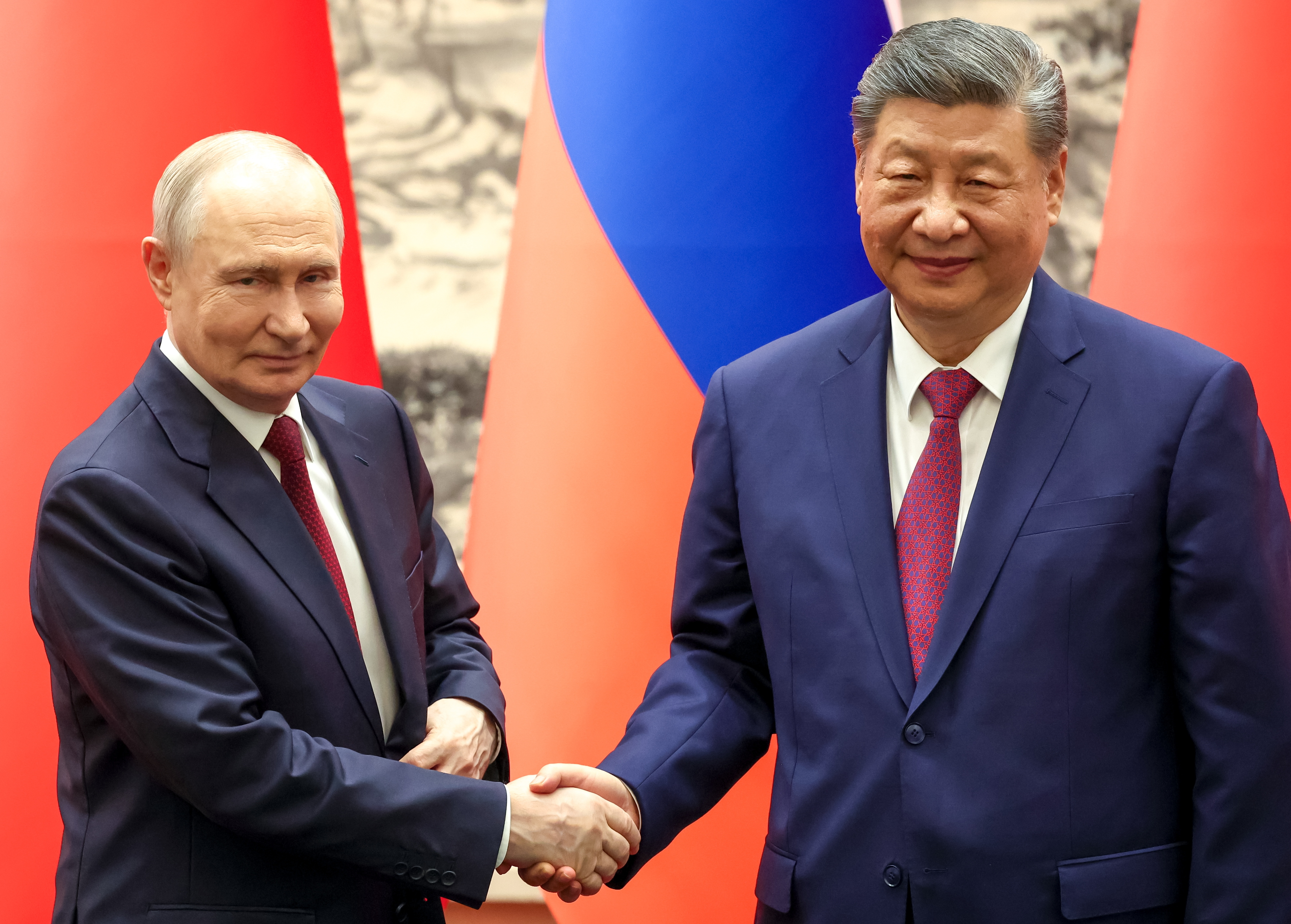 El presidente ruso, Vladimir Putin, y su homólogo chino, Xi Jinping. (Foto Prensa Libre: EFE/EPA/ALEXANDER KAZAKOV/KREMLIN). 