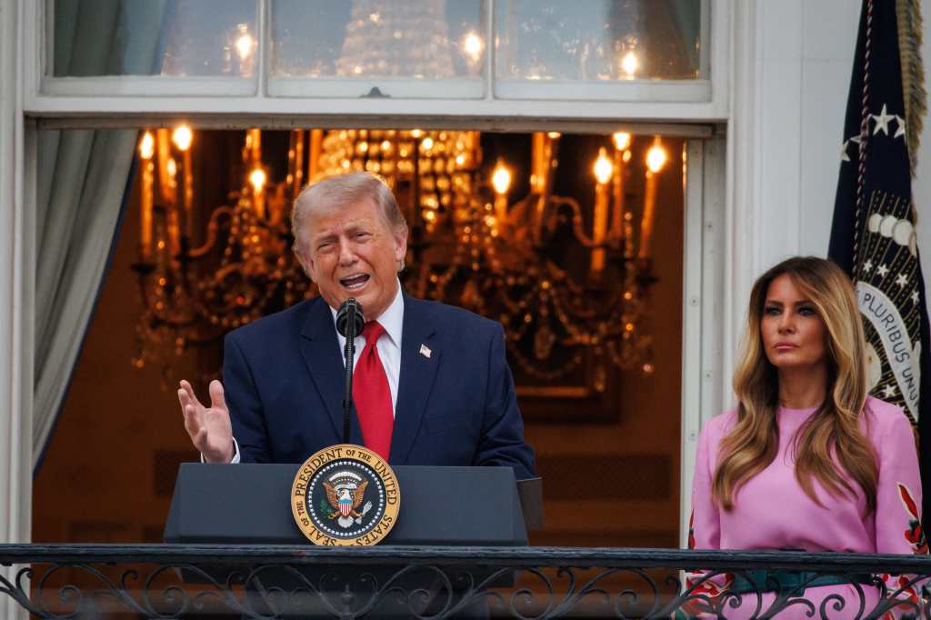 El presidente de Estados Unidos, Donald Trump (centro), habla junto a la primera dama Melania Trump durante el picnic del Congreso en el jardín sur de la Casa Blanca en Washington, D.C. (Foto Prensa Libre: EFE)