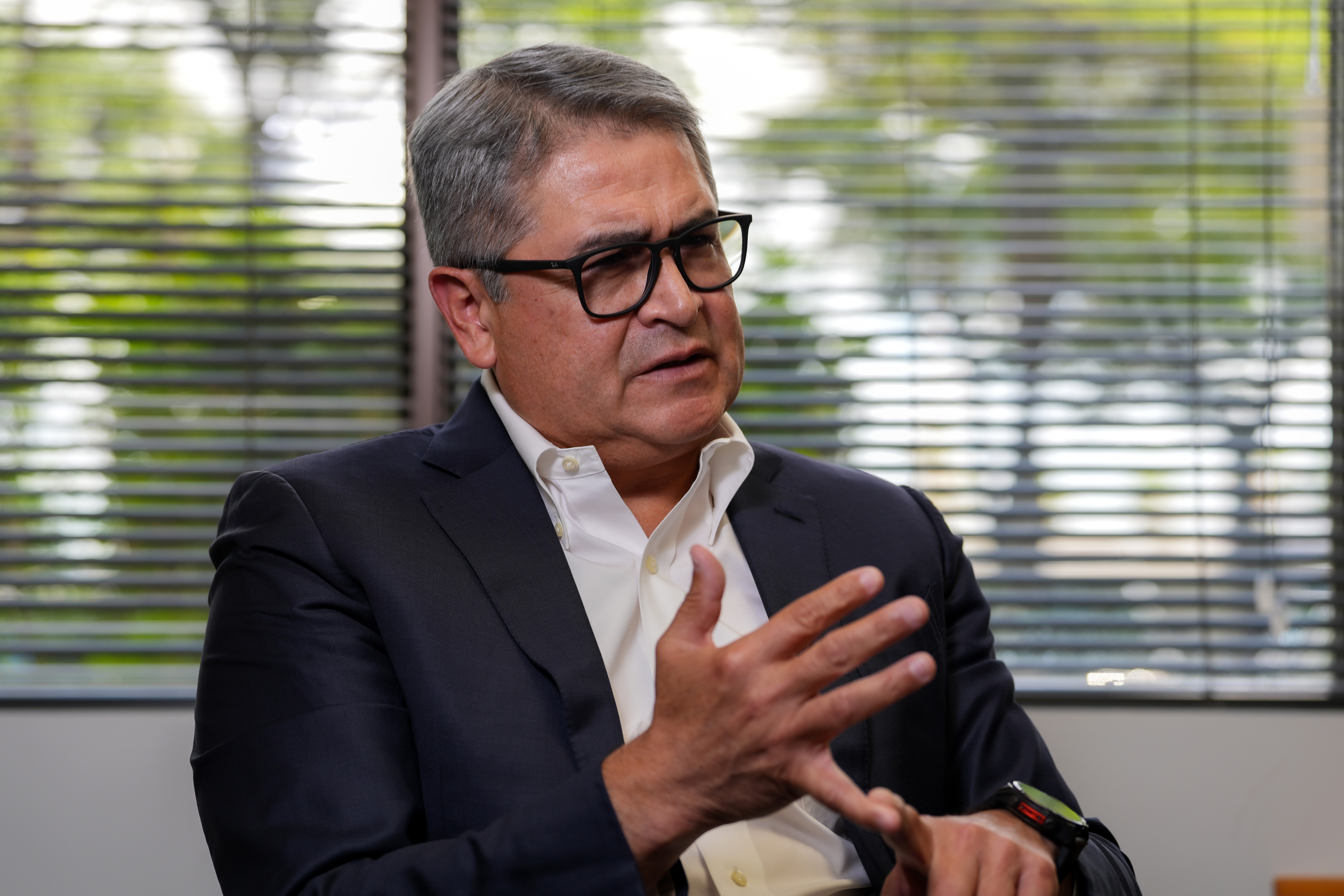 El expresidente de Honduras (2014-2022), Juan Orlando Hernández, habla en una entrevista con EFE en Miami, Florida (Estados Unidos). (Foto Prensa Libre: EFE/ Alberto Boal).