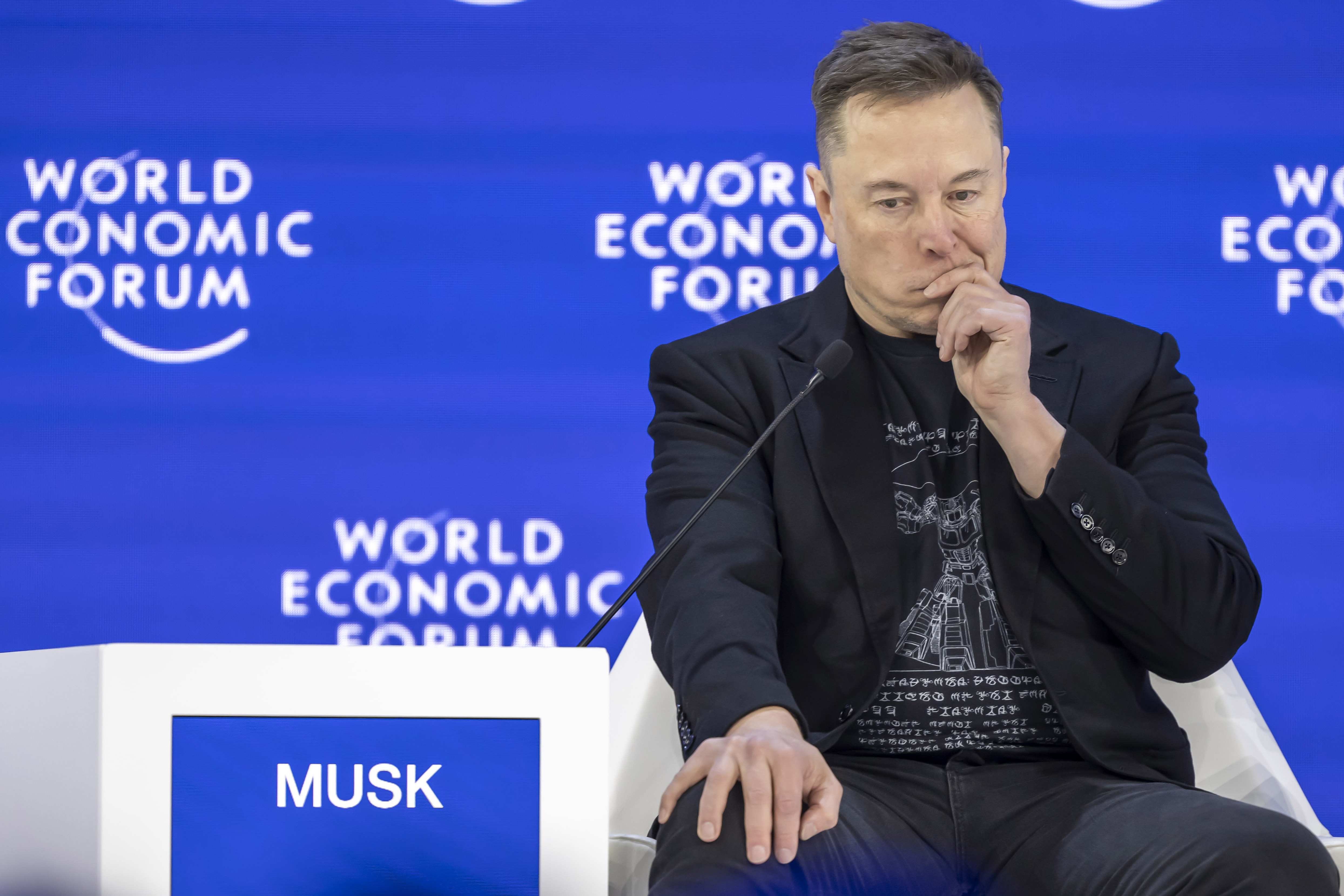 DVS01. BOGOTÁ (COLOMBIA), 21/05/2026.- Fotografía de archivo del 22 de enero de 2026 del director ejecutivo de SpaceX, Elon Musk, reaccionando durante la 56.ª reunión anual del Foro Económico Mundial (FEM) en Davos (Suiza). Un tribunal federal de California desestimó la demanda del magnate Elon Musk, interpuesta contra OpenAI y su director ejecutivo, Sam Altman, por supuestamente incumplir su misión fundacional sin fines de lucro. El jurado en Oakland dictaminó que la acusación interpuesta por la persona más rica del mundo no se presentó dentro del marco temporal estipulado por la ley y, por lo tanto, quedó prescrita. EFE/EPA/ Gian Ehrenzeller / ARCHIVO
