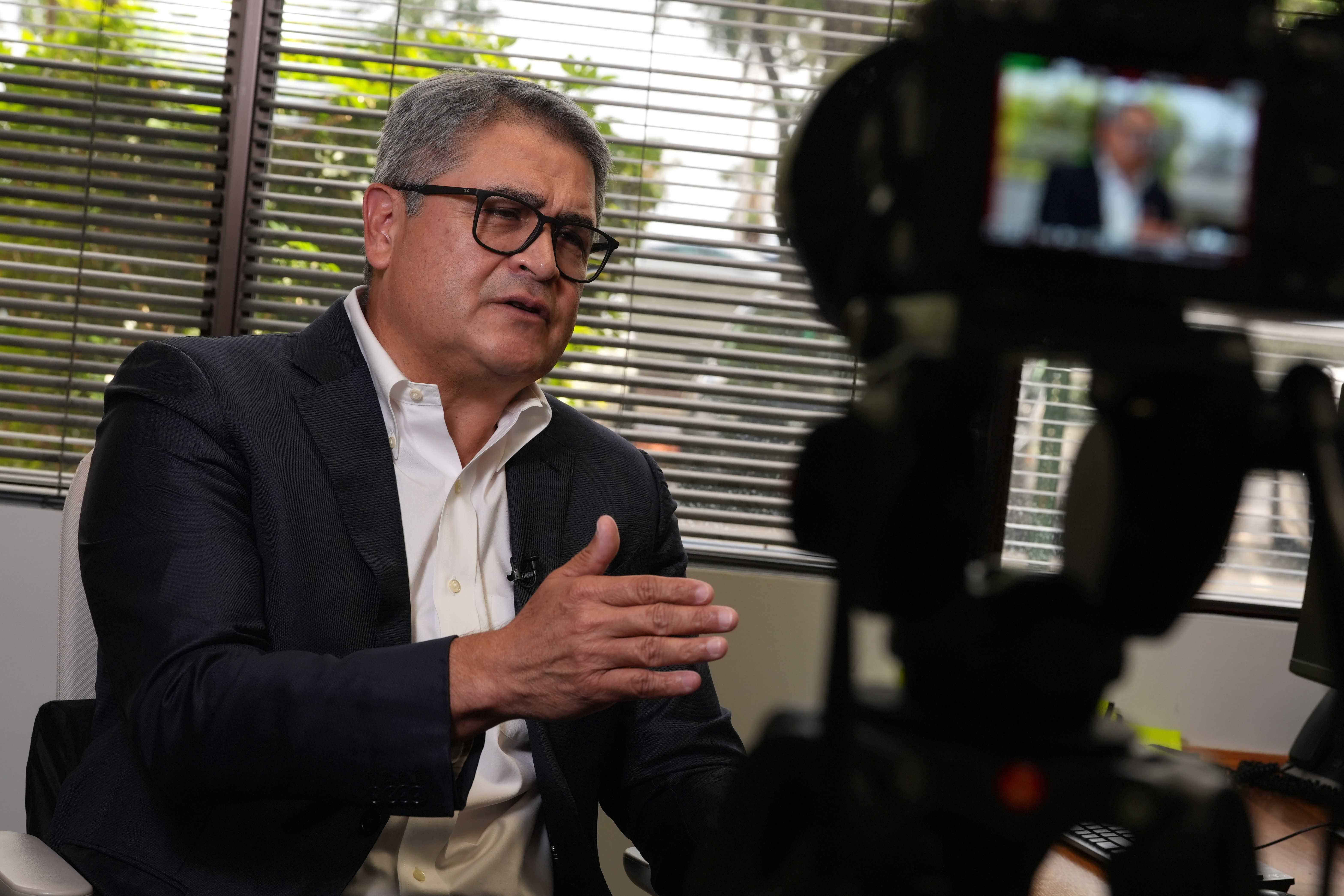 USA1048. MIAMI (FL, EEUU), 21/05/2026.- El expresidente de Honduras (2014-2022), Juan Orlando Hernández, habla en una entrevista con EFE este jueves, en Miami (Estados Unidos). Hernández afirmó que son "falsos" los supuestos audios de la investigación 'Hondurasgate' que lo vinculan con una presunta campaña de Estados Unidos e Israel contra los gobiernos de México y Colombia. EFE/ Alberto Boal