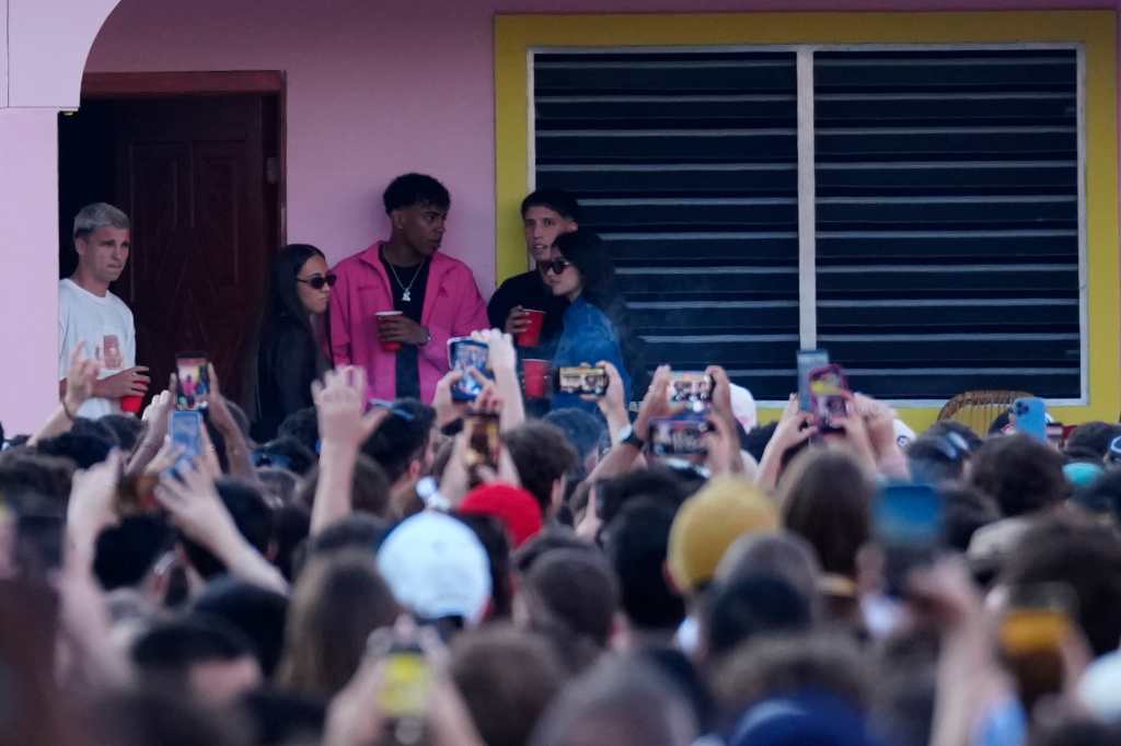 Lamine Yamal y figuras del Barça se roban las miradas en concierto de Bad Bunny en Barcelona