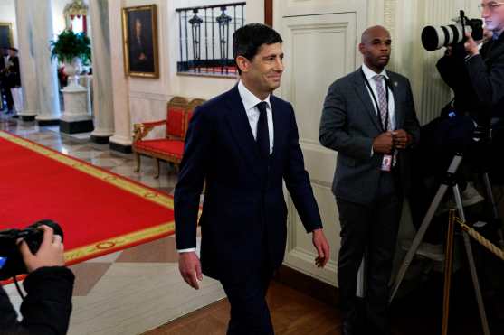 WASHINGTON (United States), 22/05/2026.- Kevin Walsh arrives for his swearing-in ceremony to become the Chair of the Federal Reserve, at the White House in Washington, DC, USA, 22 May 2026. EFE/EPA/WILL OLIVER