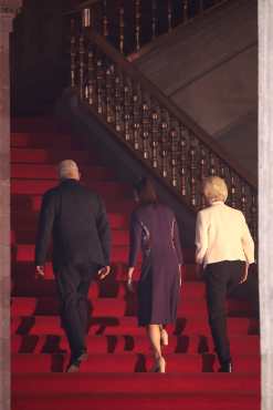 MEX3442. CIUDAD DE MÉXICO (MÉXICO), 22/05/2026.- La presidenta de México, Claudia Sheinbaum (c), el presidente del Consejo Europeo, António Costa (i), y la presidenta de la Comisión Europea, Urusula Von der Leyen (d), caminan al termino de una ceremonia de bienvenida este viernes, en el Palacio Nacional de Ciudad de México (México). Cerca de las 10:00 hora local (16:00 GMT) la mandataria mexicana recibió a ambos líderes del bloque europeo, dando por iniciado el encuentro de alto nivel de México y la UE, en lo que será la primera cumbre bilateral en más de una década entre la UE y México. EFE/ José Méndez