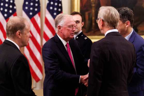 WASHINGTON (United States), 22/05/2026.- Former US Vice President Dan Quayle after the swearing-in ceremony of Kevin Walsh to become the chair of the Federal Reserve at the White House in Washington, DC, USA, 22 May 2026. EFE/EPA/WILL OLIVER