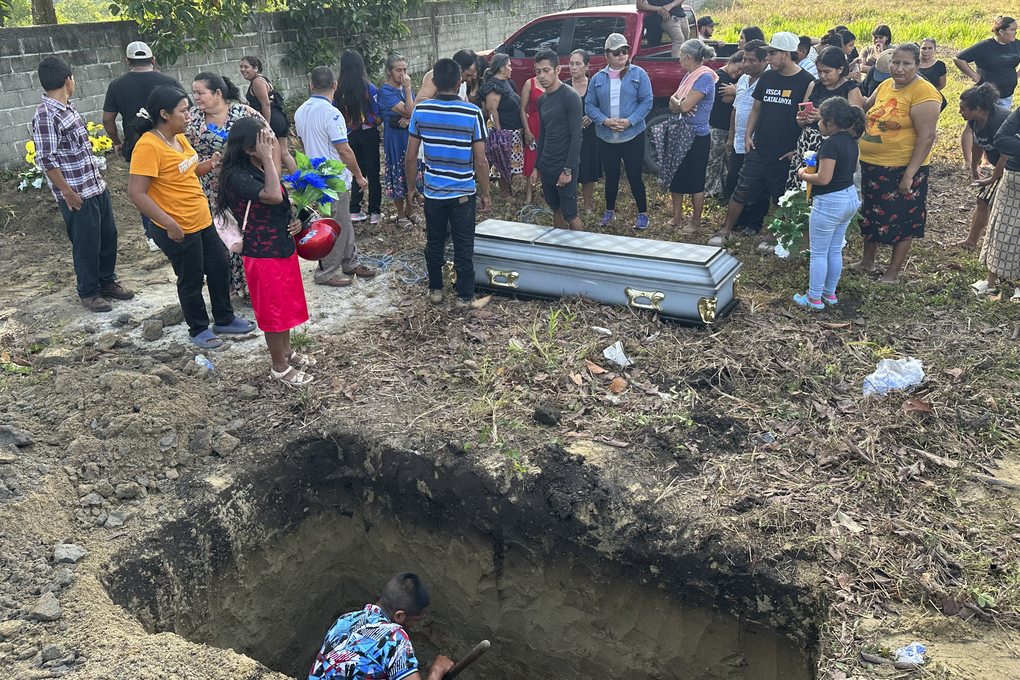 Las víctimas en una matanza registrada en una finca situada en una región de Honduras afectada por el narcotráfico y un conflicto agrario se eleva a 20, afirma este el comisionado de la Policía Nacional, Jasser Ramos. (Foto Prensa Libre: EFE/ Germán Reyes). 
