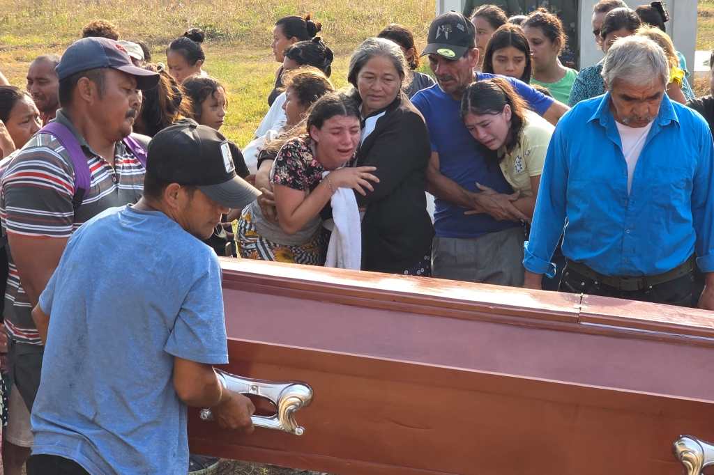 Familiares y pobladores asisten a funeral de víctimas de la masacre en Rigores, Honduras, tras ataque armado vinculado a violencia y narcotráfico.