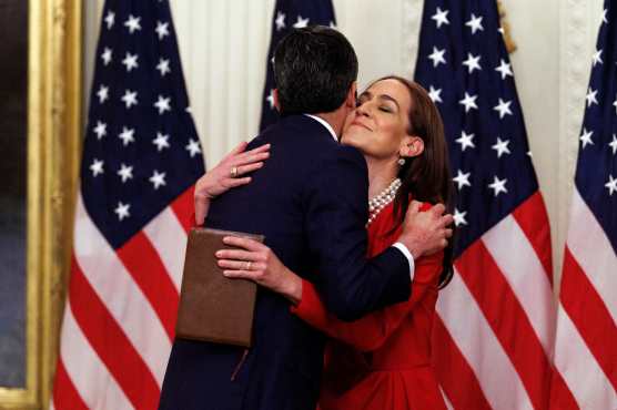 WASHINGTON (United States), 22/05/2026.- Kevin Walsh (L) and wife Jane Lauder (C) embrace following his swearing-in to become the chair of the Federal Reserve at the White House in Washington, DC, USA, 22 May 2026. EFE/EPA/WILL OLIVER