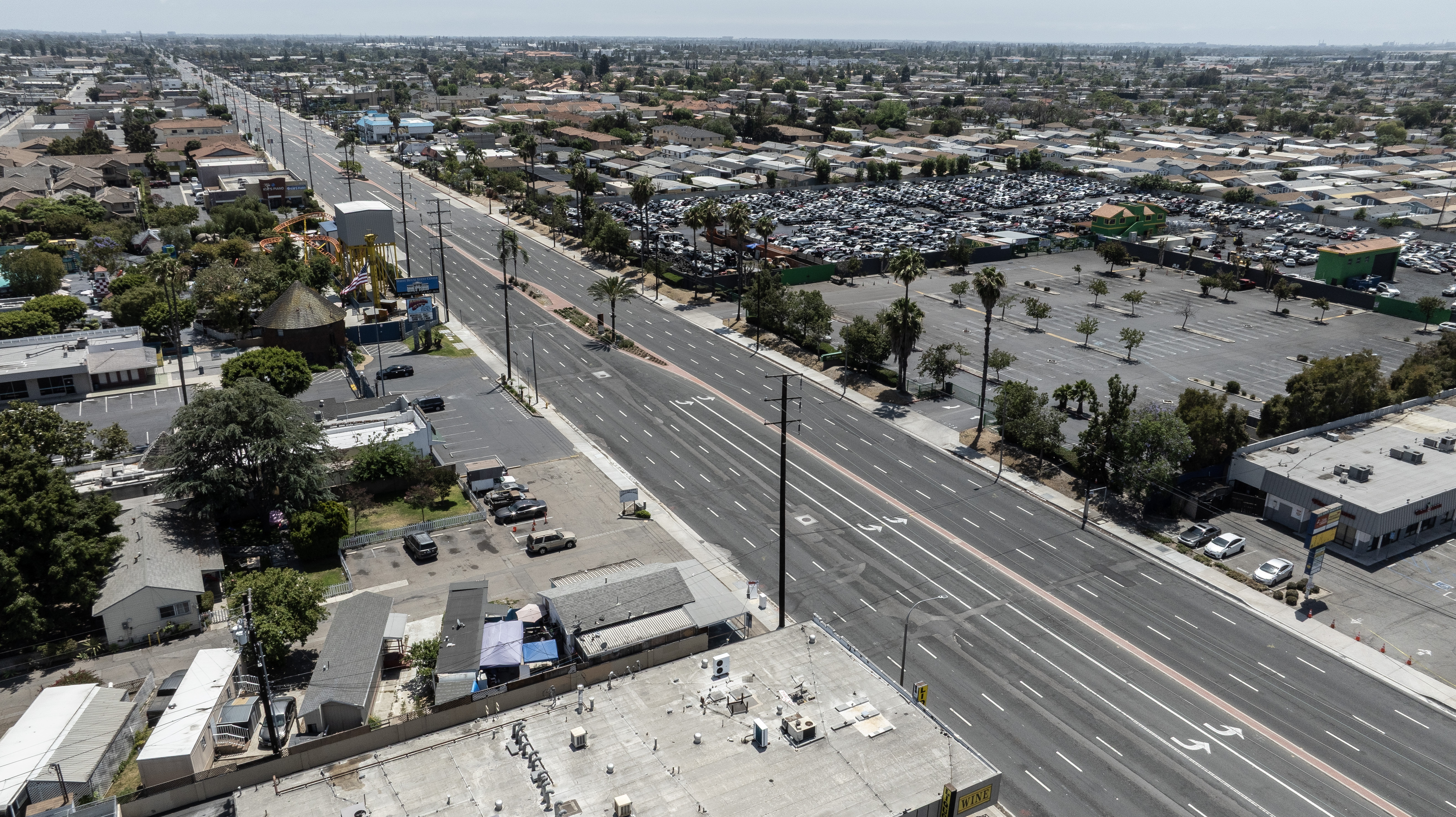 GARDEN GROVE (United States), 24/05/2026.- Beach Boulevard is closed off after an evacuation order was given following a chemical leak from a large storage tank at the GKN Aerospace facility in Garden Grove, California, USA, 23 May 2026. A failing 34,000-gallon tank of methyl methacrylate has overheated, prompting tens of thousands of evacuations. EFE/EPA/TED SOQUI