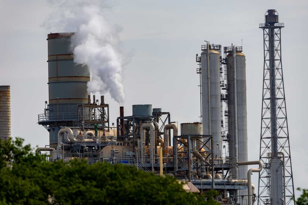 Enrique Meléndez, director ejecutivo de la Asociación Guatemalteca de Expendedores de Gasolina (Ageg),recomendó prestar atención al comportamiento de los precios del petróleo de Texas (WTI) y a la tendencia que muestren en los próximos días, ya que podrían dar señales de una estabilización del mercado. (Foto Prensa Libre: EFE) 