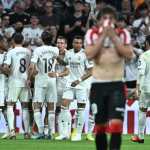 MADRID, 23/05/2026.- Los jugadores del Real Madrid celebran el gol marcado por su compañero Jude Bellingham , segundo para el conjunto blanco, durante el partido de la última jornada de LaLiga que Real Madrid y Athletic Club disputan este sábado en el estadio Santiago Bernabéu. EFE/Fernando Villar