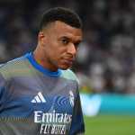MADRID, 23/05/2026.- El delantero francés del Real Madrid Kylian Mbappé durante el calentamiento previo al partido de la última jornada de LaLiga que Real Madrid y Athletic Club disputan este sábado en el estadio Santiago Bernabéu. EFE/Fernando Villar