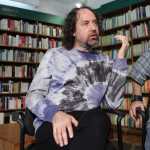 MEX20. BOGOTÁ (COLOMBIA), 23/05/2026.- Fotografía de archivo del 7 de junio de 2013 del exguitarrista de la banda mexicana de rock, Caifanes, Alejandro Marcovich, hablando durante una entrevista con EFE en Ciudad de México (México). Marcovich, de 65 años, se encuentra en estado de coma tras sufrir un derrame cerebral la noche del pasado 19 de mayo, informaron este viernes sus familiares. EFE/ Sáshenka Gutiérrez/ ARCHIVO