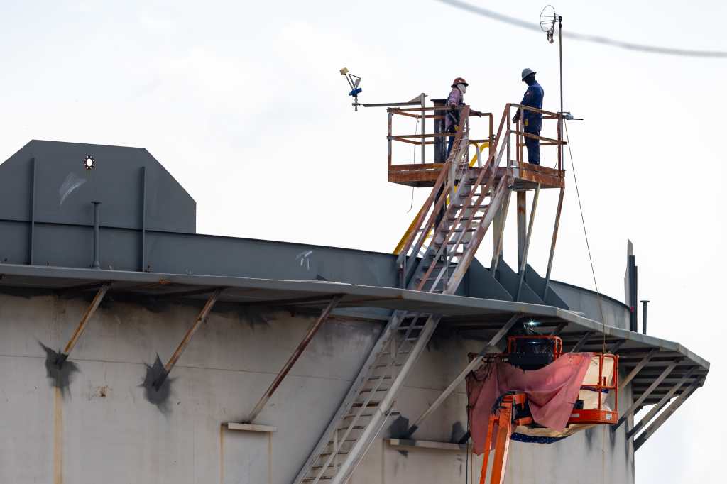 Con la reactivación del conflicto geopolítico internacional y la interrupción del tránsito de buques petroleros en el golfo Pérsico, los precios del crudo en el mercado internacional han registrado una tendencia al alza. (Foto Prensa Libre: EFE)
