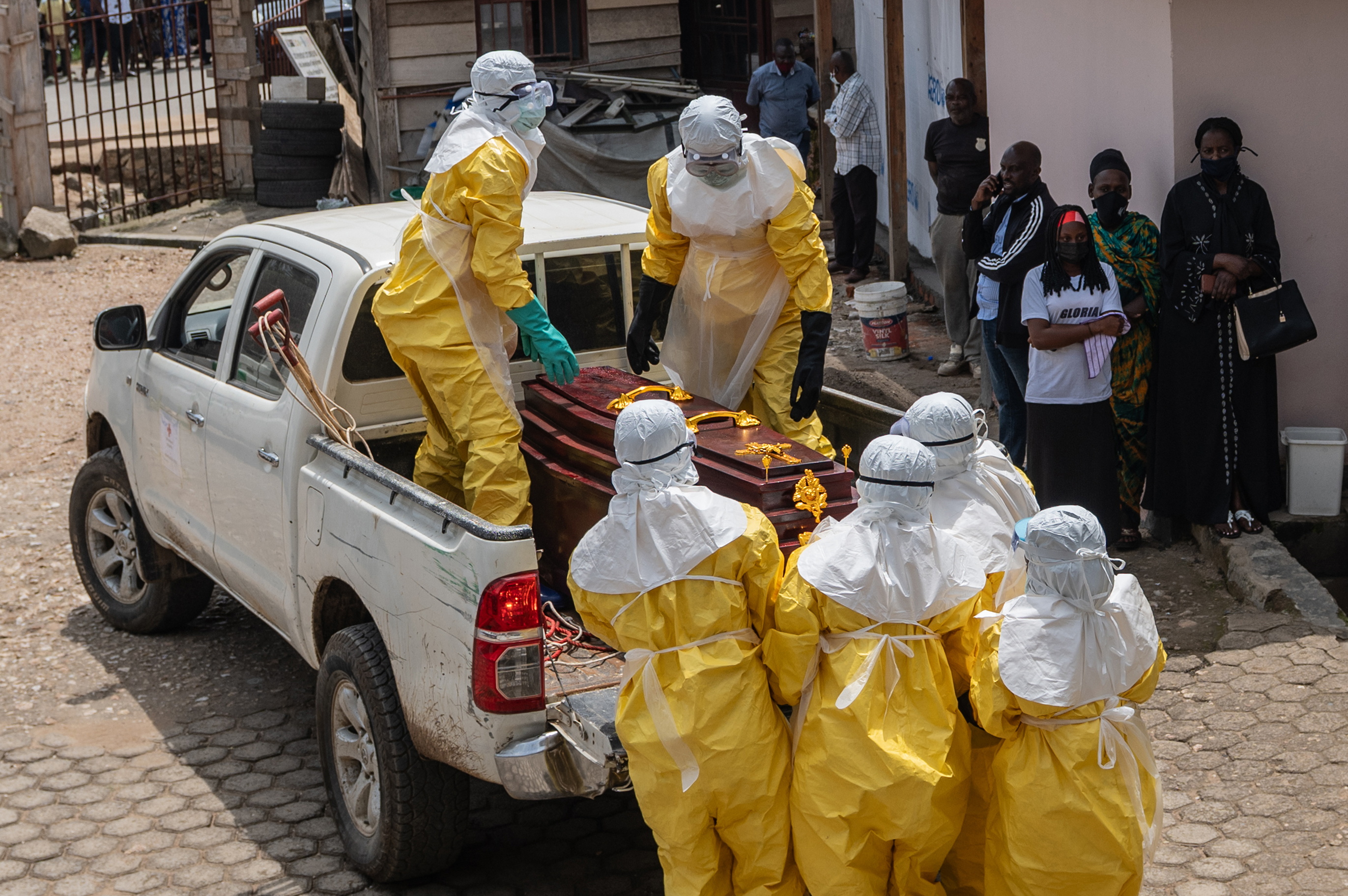 Bunia (Congo, The Democratic Republic Of The), 23/05/2026.- Health workers wearing full personal protective equipment (PPE) prepare to transport the body of an Ebola victim for a safe burial at Sofepadi Hospital in Bunia, Ituri province, Democratic Republic of the Congo, 23 May 2026. The World Health Organization (WHO) recently raised the national risk level of the virus's spread to 'very high' following a surge in cases. The outbreak, officially declared by the DRC Ministry of Health on 15 May, is driven by the Bundibugyo strain of the virus, for which there are currently no approved vaccines or specific therapeutic treatments. EFE/EPA/STRINGER