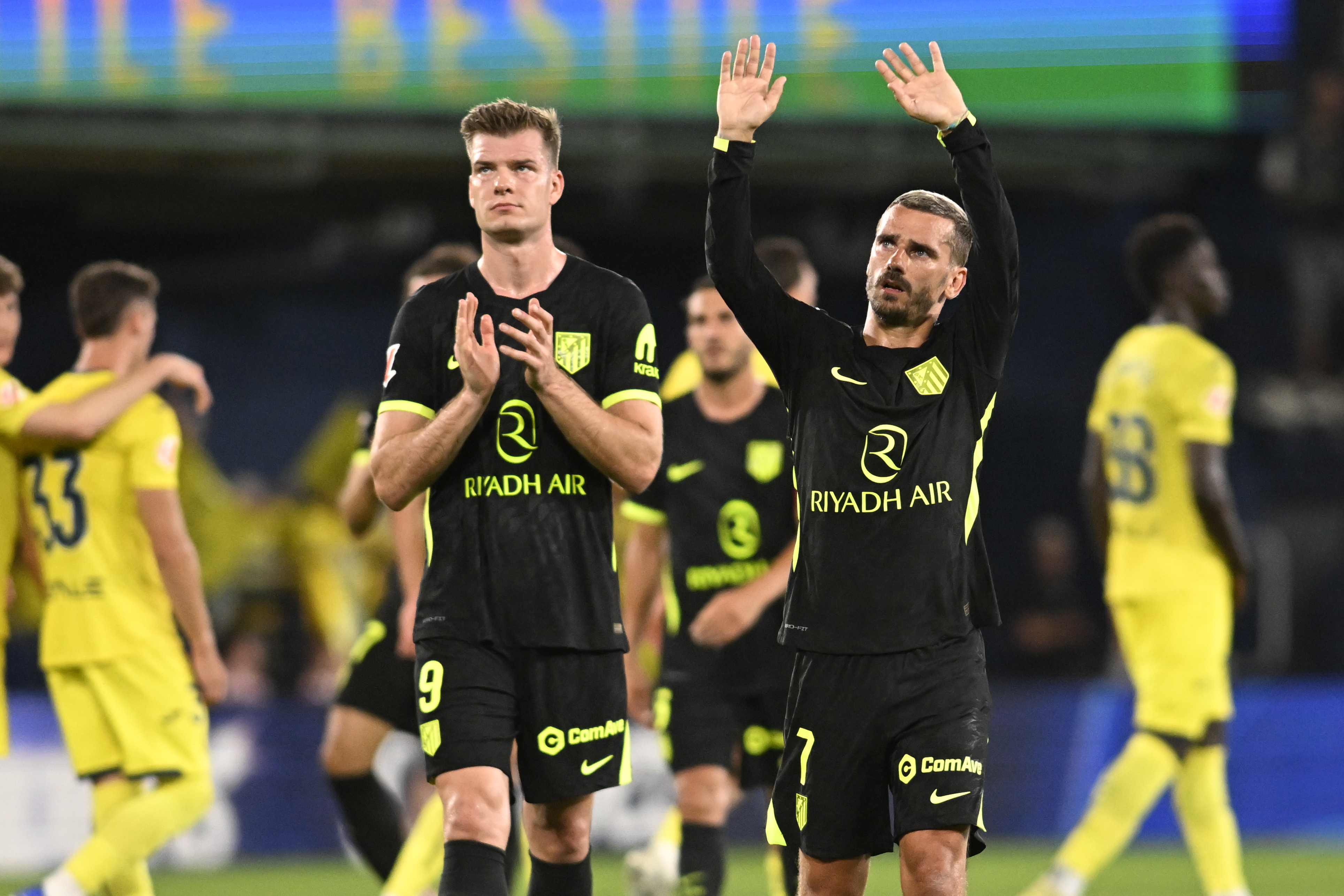 VILLARREAL (CASTELLÓN), 24/05/2026.- El delantero francés del Atlético Antoine Griezmann (d) se despide tras el partido de la jornada 38 de LaLiga EA Sports que Villarreal CF y Atlético de Madrid disputan este domingo en el estadio de la Cerámica. EFE/Andreu Esteban