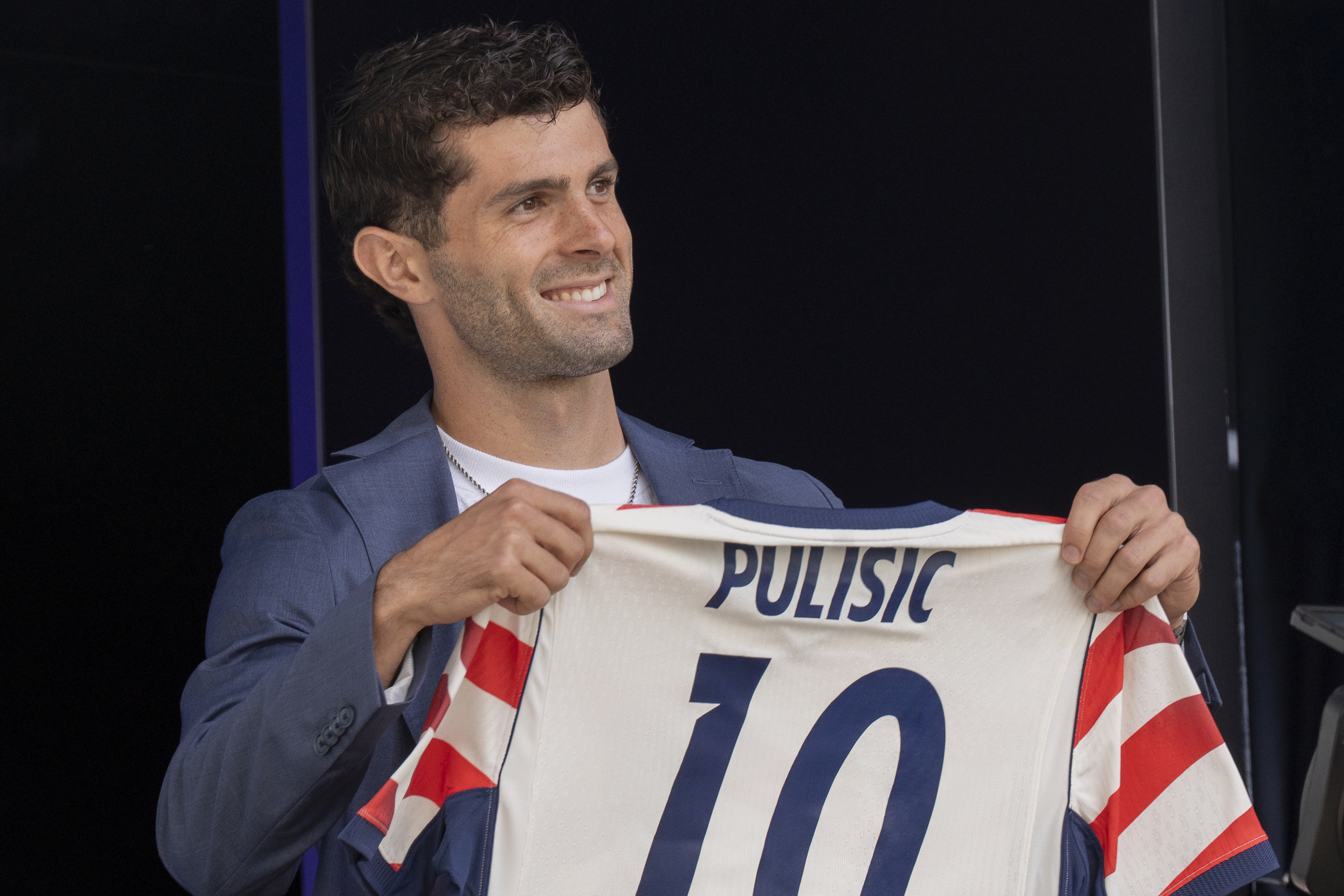AME5362. NUEVA YORK (ESTADOS UNIDOS), 26/05/2026.- El futbolista Christian Pulisic muestra su camiseta durante el anuncio de la lista oficial de jugadores convocados para el Mundial 2026 este martes, en Nueva York (Estados Unidos). Christian Pulisic, atacante del AC Milan, y Weston McKennie, centrocampista de la Juventus de Turín, encabezan la lista de una Estados Unidos dirigida por Mauricio Pochettino que disputará el Mundial 2026 como coanfitriona junto con México y Canadá entre el 11 de junio y el 19 de julio. EFE/ Ángel Colmenares