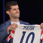 AME5362. NUEVA YORK (ESTADOS UNIDOS), 26/05/2026.- El futbolista Christian Pulisic muestra su camiseta durante el anuncio de la lista oficial de jugadores convocados para el Mundial 2026 este martes, en Nueva York (Estados Unidos). Christian Pulisic, atacante del AC Milan, y Weston McKennie, centrocampista de la Juventus de Turín, encabezan la lista de una Estados Unidos dirigida por Mauricio Pochettino que disputará el Mundial 2026 como coanfitriona junto con México y Canadá entre el 11 de junio y el 19 de julio. EFE/ Ángel Colmenares