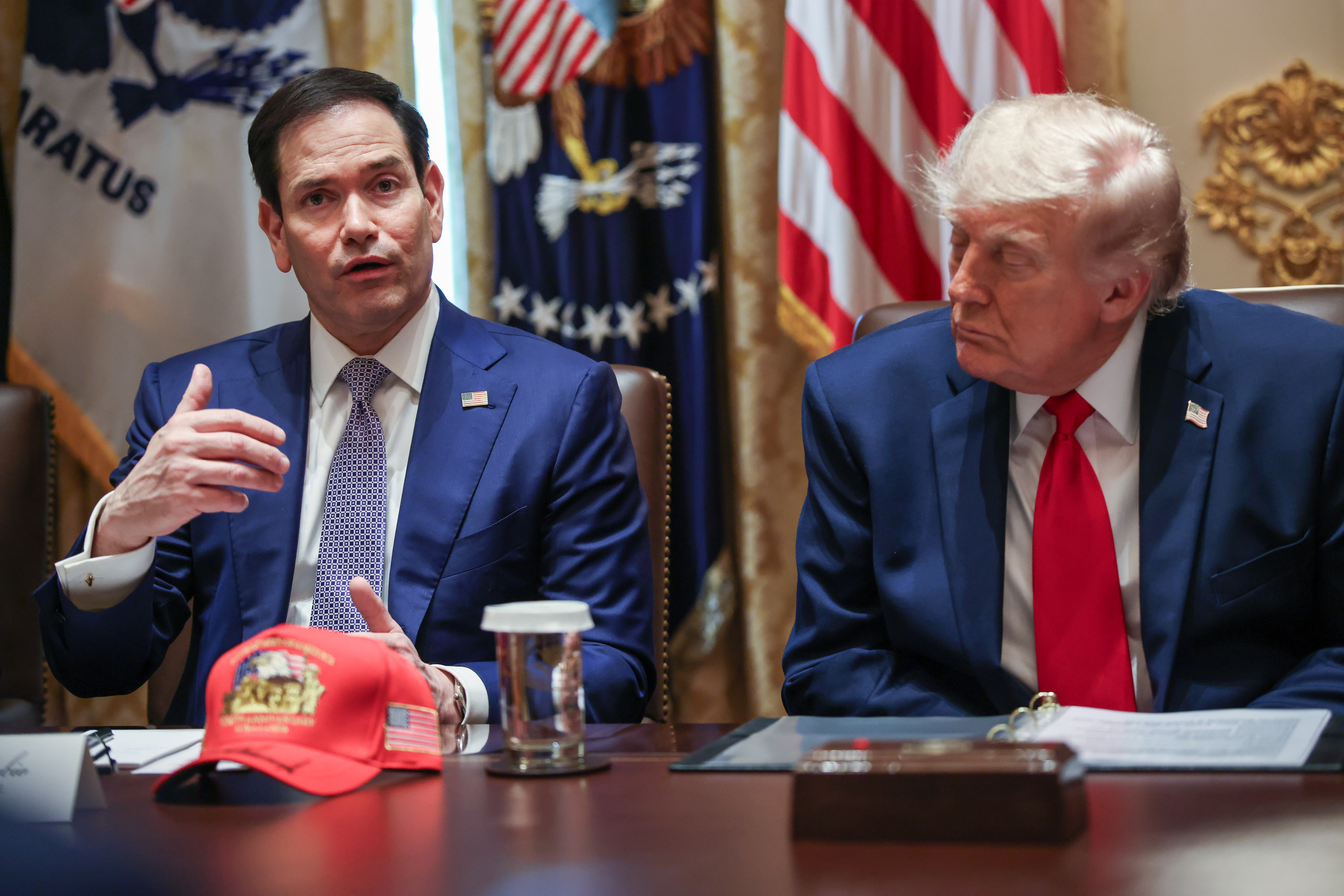 El secretario de Estado, Marco Rubio, y el presidente de Estados Unidos, Donald Trump. (Foto Prensa Libre: EFE/EPA/SAMUEL CORUM / POOL). 