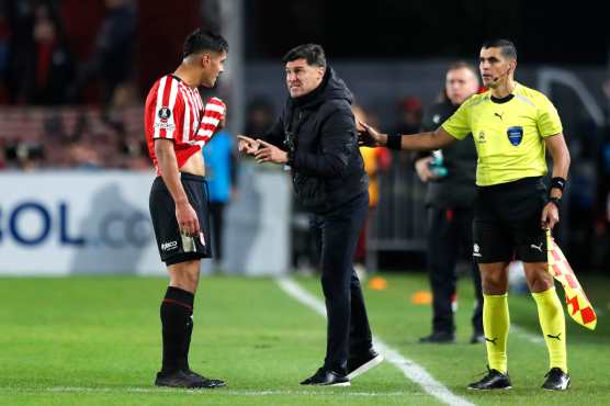 AMDEP5673. LA PLATA (ARGENTINA), 26/05/2026.- El entrenador de Estudiantes, Alexander Medina (c), da indicaciones este martes, durante un partido de la fase de grupos de la Copa Libertadores entre Estudiantes de La Plata e Independiente Medellín en el estadio UNO en La Plata (Argentina). EFE/ Demian Alday