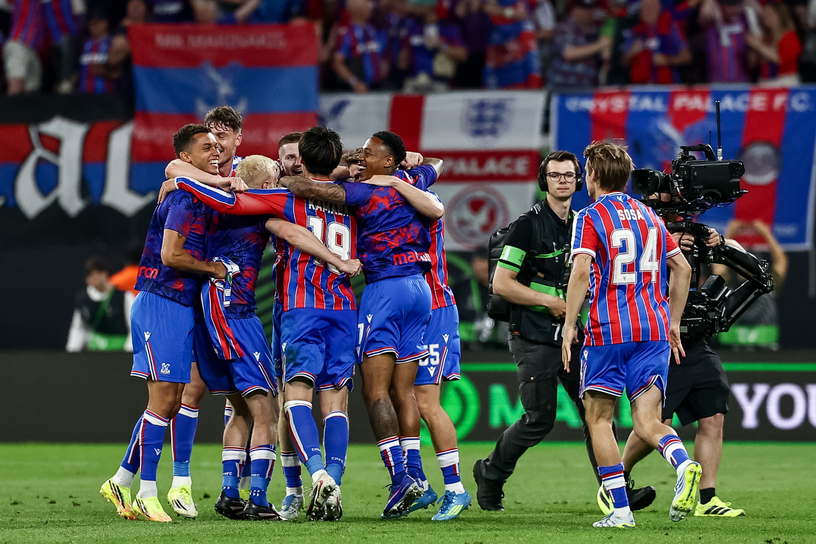LEIPZIG (Germany), 27/05/2026.- Players of Crystal Palace cebrate after winning the UEFA Conference League final match Crystal Palace against Rayo Vallecano, in Leipzig, Germany, 27 May 2026. (Alemania) EFE/EPA/FILIP SINGER