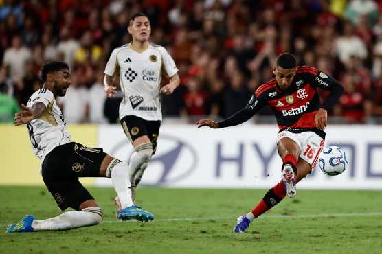 AME5599. RÍO DE JANEIRO (BRASIL), 26/05/2026.- Samuel Lino (d) de Flamengo disputa el balón con Aldair Fuentes (i) de Cusco este martes, durante un partido de la fase de grupos de la Copa Libertadores entre Flamengo y Cusco en el estadio Maracaná en Rio de Janeiro (Brasil). EFE/ André Coelho