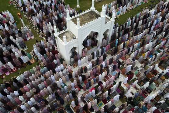 BANDA ACEH (Indonesia), 27/05/2026.- An aerial view shows Acehnese Muslims praying during an Eid al-Adha mass prayer in Banda Aceh, Indonesia, 27 May 2026. During the holy holiday, which marks the annual Hajj pilgrimage to Mecca, Muslims traditionally sacrifice livestock and distribute the meat among family, friends, and those in need. (La meca) EFE/EPA/HOTLI SIMANJUNTAK