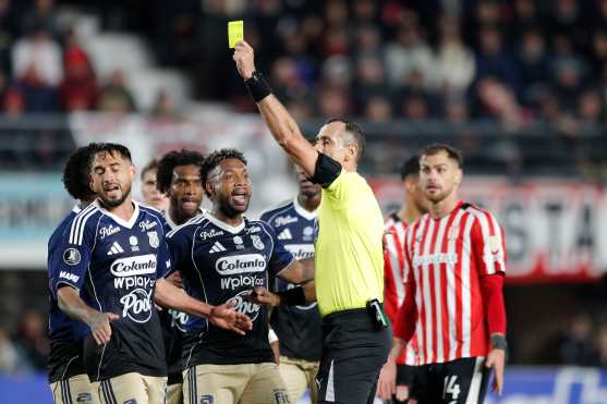 AMDEP5673. LA PLATA (ARGENTINA), 26/05/2026.- El arbitro Juan Benítez (d) muestra una tarjeta amarilla este martes, durante un partido de la fase de grupos de la Copa Libertadores entre Estudiantes de La Plata e Independiente Medellín en el estadio UNO en La Plata (Argentina). EFE/ Demian Alday