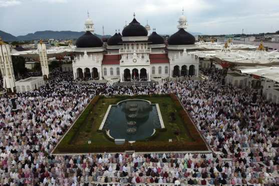 BANDA ACEH (Indonesia), 27/05/2026.- An aerial view shows Acehnese Muslims praying during an Eid al-Adha mass prayer in Banda Aceh, Indonesia, 27 May 2026. During the holy holiday, which marks the annual Hajj pilgrimage to Mecca, Muslims traditionally sacrifice livestock and distribute the meat among family, friends, and those in need. (La meca) EFE/EPA/HOTLI SIMANJUNTAK