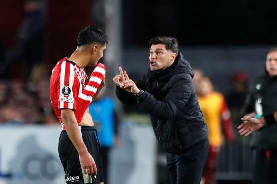 AMDEP5673. LA PLATA (ARGENTINA), 26/05/2026.- El entrenador de Estudiantes, Alexander Medina (d), da indicaciones este martes, durante un partido de la fase de grupos de la Copa Libertadores entre Estudiantes de La Plata e Independiente Medellín en el estadio UNO en La Plata (Argentina). EFE/ Demian Alday