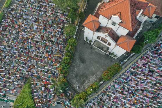 JAKARTA (Indonesia), 27/05/2026.- An aerial photo taken with a drone shows people praying on the street during the Muslim festival of Eid al-Adha in Jakarta, Indonesia, 27 May 2026. During the holy holiday, which marks the annual Hajj pilgrimage to Mecca, Muslims traditionally sacrifice livestock and distribute the meat among family, friends, and those in need. (La meca) EFE/EPA/MAST IRHAM