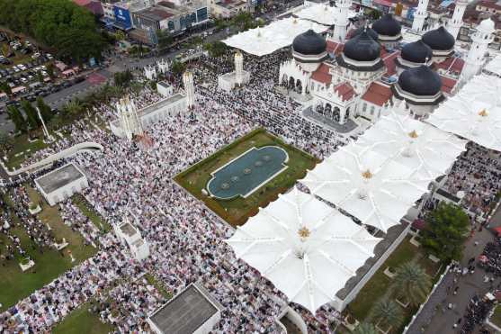 BANDA ACEH (Indonesia), 27/05/2026.- An aerial view shows Acehnese Muslims praying during an Eid al-Adha mass prayer in Banda Aceh, Indonesia, 27 May 2026. During the holy holiday, which marks the annual Hajj pilgrimage to Mecca, Muslims traditionally sacrifice livestock and distribute the meat among family, friends, and those in need. (La meca) EFE/EPA/HOTLI SIMANJUNTAK