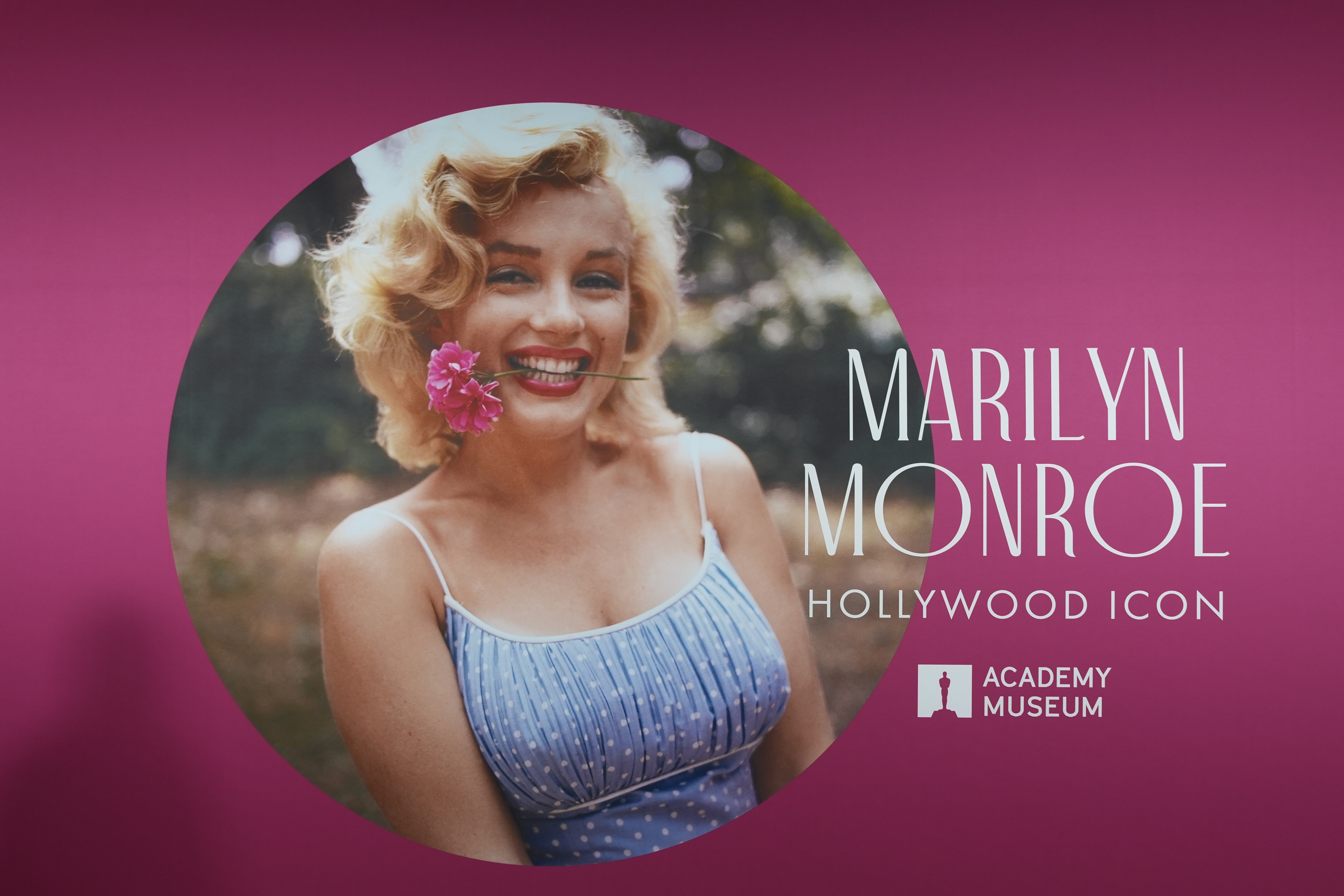  Fotografía que muestra una imagen en la exposición que celebra el centenario del nacimiento de Marilyn Monroe, en Los Ángeles (Estados Unidos). La actriz tuvo un momento icónico cuando cantó Feliz cumpleaños a John F. Kennedy en 1962.  (Foto Prensa Libre: EFE)
