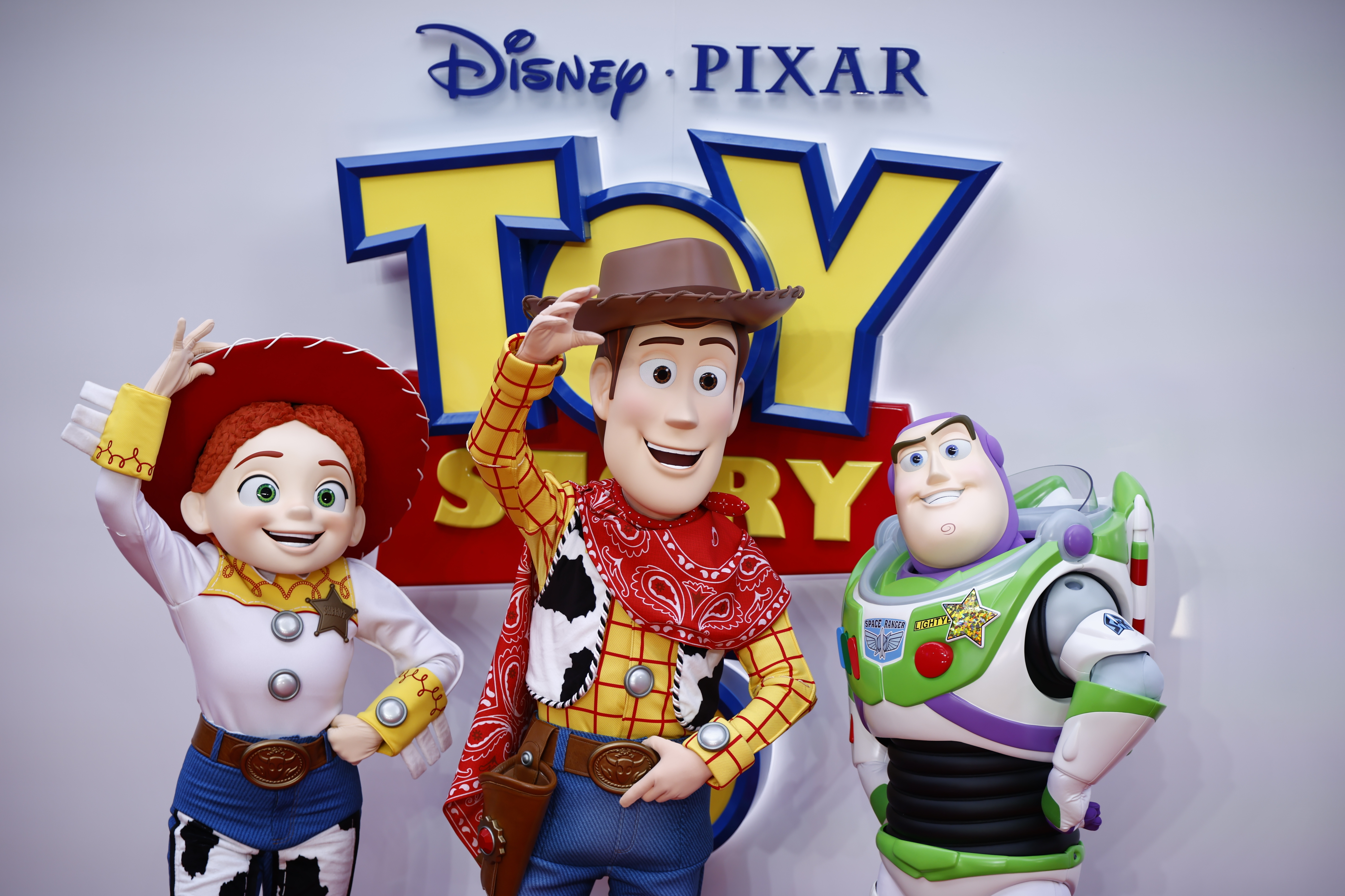 LONDON (United Kingdom), 28/05/2026.- (L-R) Toy Story characters Jessie, Woody and Buzz Lightyear arrive for the launch event for 'Toy Story 5' at Odeon Luxe Leicester Square in London, Britain, 28 May 2026. The film opens in cinemas on 19 June 2026. (Reino Unido, Londres) EFE/EPA/TOLGA AKMEN