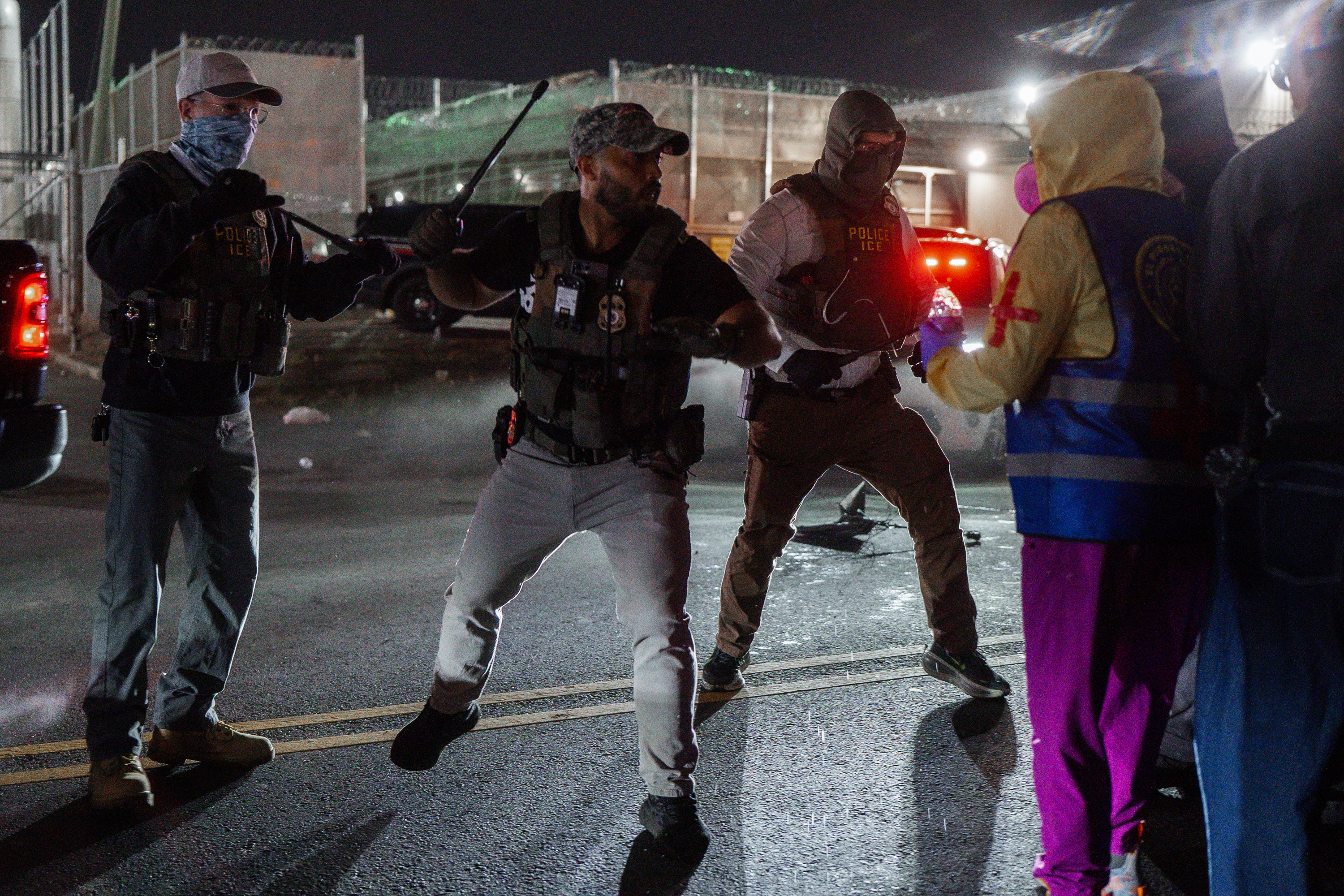 Newark (United States), 28/05/2026.- An Immigration and Customs Enforcement (ICE) agent swings a baton at volunteer medics during a protest against the treatment of detainees at the Delaney Hall Detention Facility in Newark, New Jersey, USA, 27 May 2026 (issued 28 May 2026). About 300 detainees at the Delaney Hall immigration facility center signed a letter, beginning a hunger strike over detention conditions since 22 May. (Protestas) EFE/EPA/OLGA FEDOROVA