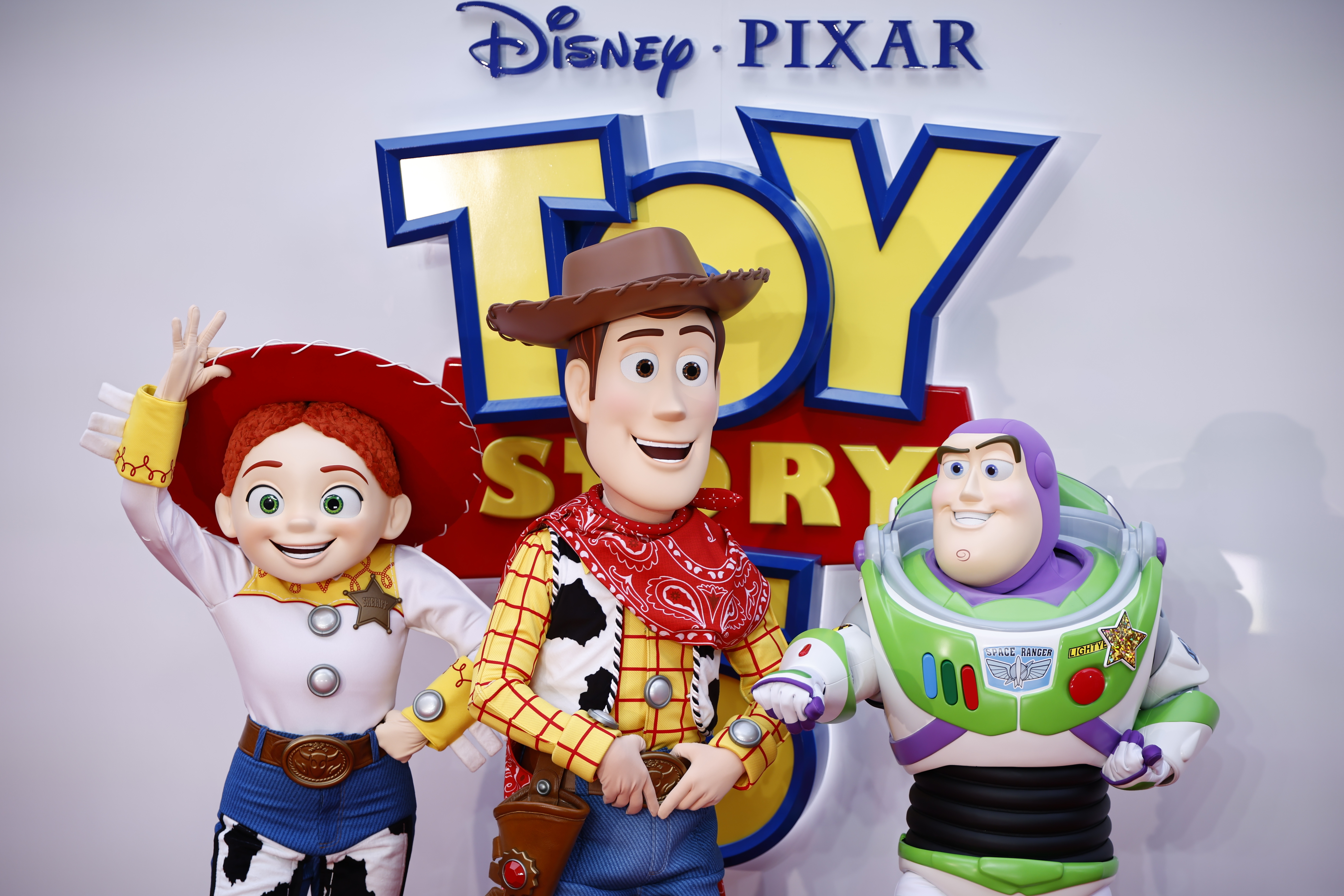 Los personajes de Toy Story, Jessie, Woody y Buzz Lightyear, llegan al evento de lanzamiento de "Toy Story 5", en Londres.  En la película participan Taylor Swift, Bizarrap y Bad Bunny.   (Foto Prensa Libre: EFE)