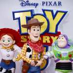 Los personajes de Toy Story, Jessie, Woody y Buzz Lightyear, llegan al evento de lanzamiento de "Toy Story 5", en Londres. En la película participan Taylor Swift, Bizarrap y Bad Bunny. (Foto Prensa Libre: EFE)