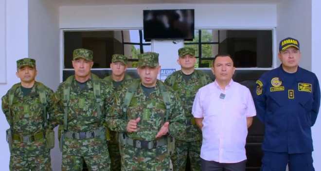 AME6329. BOGOTÁ (COLOMBIA), 28/05/2026.- Captura de video tomada de una publicación de la Cuarta División del Ejército Nacional, @Ejercito_Div4, que muestra a autoridades locales informando sobre una operación humanitaria para recuperar los cuerpos de al menos 48 personas que habrían muerto en enfrentamientos entre grupos armados ilegales en una zona rural del departamento selvático de Guaviare, en el centro-sur del país. EFE/ @Ejercito_Div4 /SOLO USO EDITORIAL NO VENTAS /SOLO DISPONIBLE PARA ILUSTRAR LA NOTICIA QUE ACOMPAÑA (CRÉDITO OBLIGATORIO)