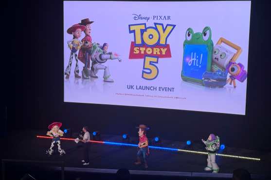 LONDRES, 28/05/2026.- Los juguetes protagonistas de 'Toy Story 5' y los actores que les ponen voz en la versión original revolucionaron este jueves al público londinense durante el acto de presentación de la quinta película de la franquicia animada de Disney Pixar, donde se proyectó un adelanto de 45 minutos del filme, que llegará los cines en junio. EFE/Raúl Bobé